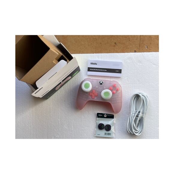 New Mini Xbox controller (wired) in Translucent Pink - Picture 6 of 6